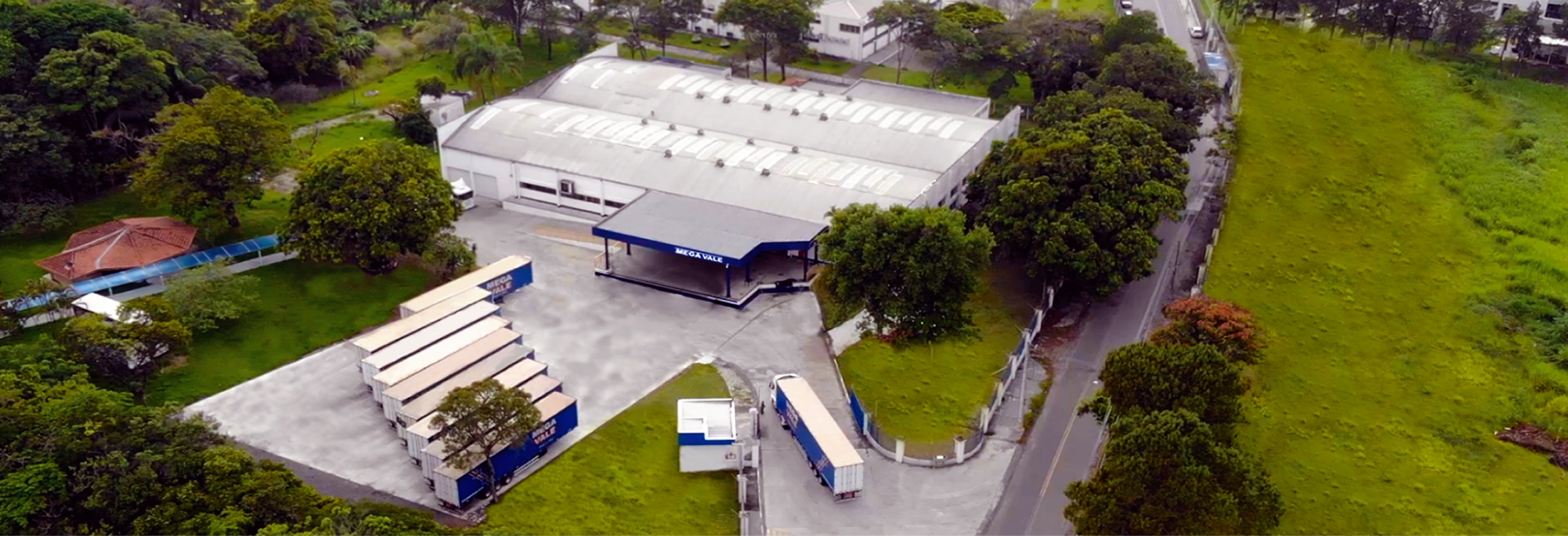 Scania Super em paisagem sustentavel